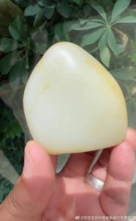 新疆和田玉籽料原石,220克,白度一级白,黄白种暖白色的料子,脂粉足,细