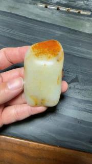 甄玉坊:你细看,这样的和田玉籽料原石一眼真,聚红皮,玉质细糯